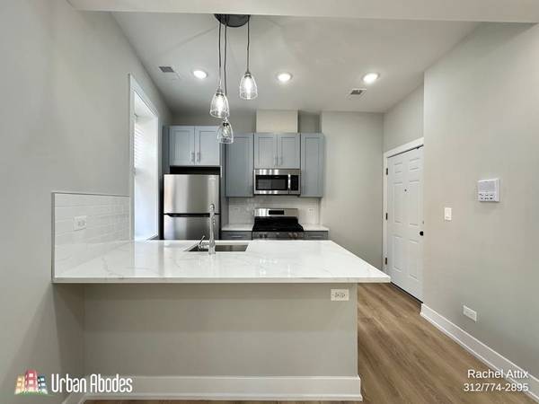 $2,495 / 1br - 700ft2 - *$300 OFF MONTH 1!* Gorgeous 1-Bed w/Laundry In-Unit! Available: 11/1 (Lincoln Park)63899122910467121