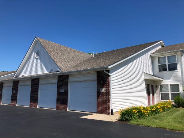 $1,450 / 2br - 01400ft2 - Available 10/10/2025 spotless 2 bed/2 bath (NE Rockford)63981969508739120