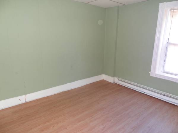 $575 Roommate wanted in 3 bedroom apt. Walk to MCPHS & DCU Center worcester (Worcester)63825124952577120