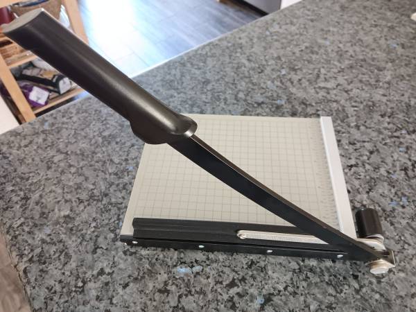 Dahle Model 12E Paper Cutter 1