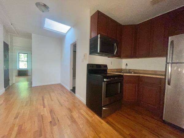 $3,799 / 4br - Spacious 4 Bed w/ Skylight in Crown Heights | 851 Lincoln Pl - $3,799 (Crown Heights)63788409028355124