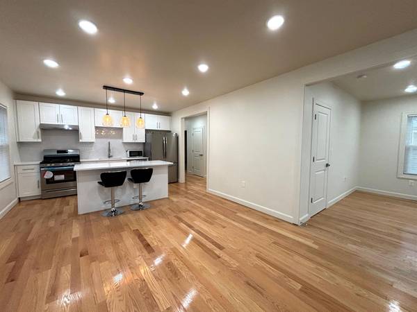 $3,600 / 2br - 1000ft2 - RENO 2 BR, 2 Baths - All Utilities Included - Parking- PETS (Somerville \  Magoun Sq.)63839293611523122