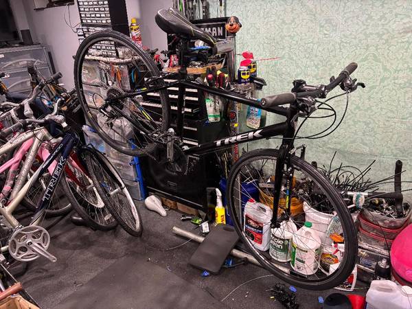 RECONDITIONED-MINT-LIKE NEW- MENS TREK FX 7.2 HYBRID 1