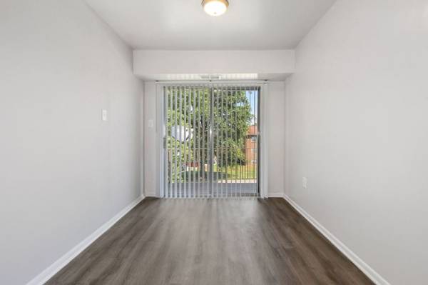 $1,950 / 3br - Spacious Floor Plans, Cable Ready, Laundry in Unit (6810 Lantern Hill Dr, Lochearn, MD)63685908848131121