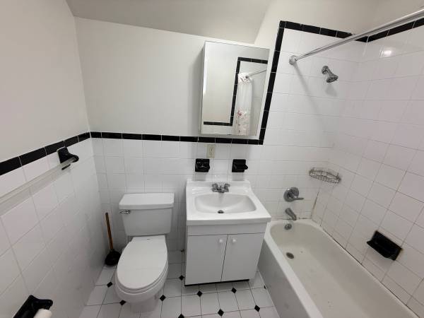 $2,900 / 2br - 1050ft2 - REGO PARK 2 bed 2 bath condo apt wz elevator near subway MUST SEE! (Rego Park)63874742599299121