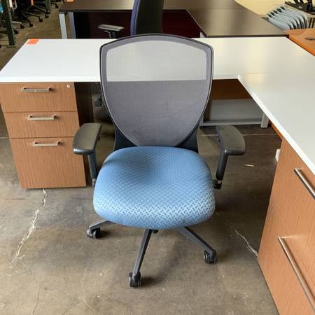 Task Chair With Mesh Back And Blue Seat 1