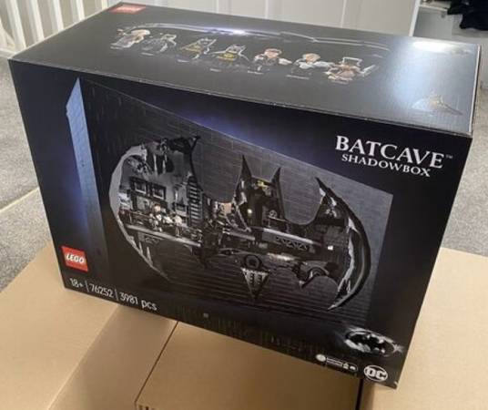 Lego 76252 Batman Batcave Shadowbox 1