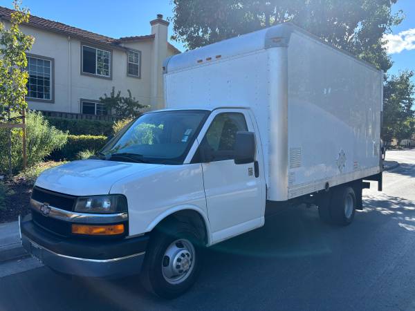 2015 CHEVY EXPRESS 3500 V8 GASOLINA CAMIÓN DE 14 FT CON PUERTA ELEVADORA Y PUERTA LATERAL - $18,995 (¡MANEJA UN POCO Y AHORRA MUCHO EN SAN JOSÉ! FINANCIAMOS CON MAL CRÉDITO)63483225056257121