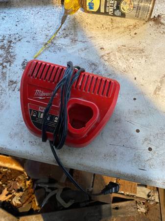 Milwaukee M12 charger 1