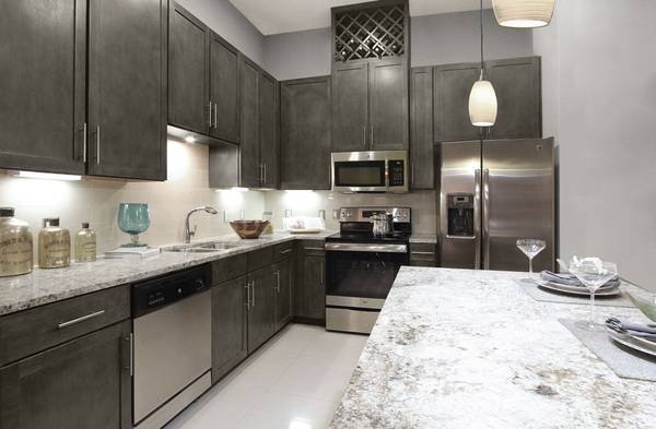 $2,365 / 2br - 1143ft2 - ¡1 Mes Gratis! Cocina Gourmet con Isla, Techos de 10FT, ¡2 Puestos en Garaje! (Hwy 100, Golden Valley)63868816233857121