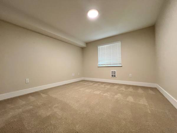 $1,475 / 1br - 600ft2 - Amazing DEAL at Casablanca! Gated Community! Pet Friendly! 📲📲 (Everett)63688443616771121