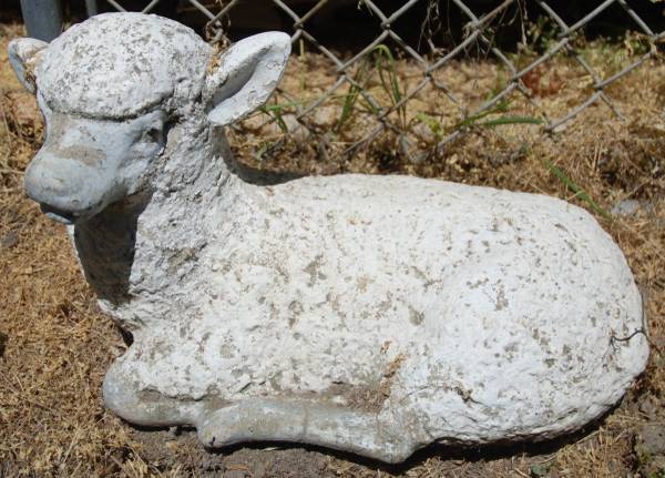 VINTAGE PAINTED WHITE SHABBY CONCRETE OLD CEMENT LAMB SHEEP STATUE 1