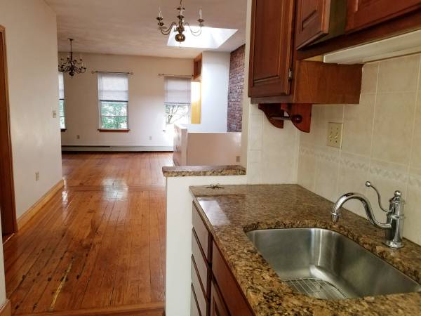 $3,650 / 2br - 1000ft2 - 1000 sq ft, Brick, Hdwd flrs, Gas lit Baldwin st. , Near T (Charlestown)63655366445315124