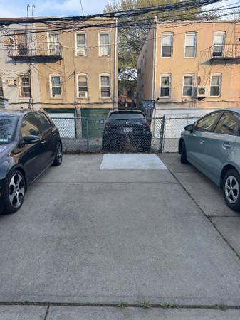 $200 Astoria -Outdoor Parking Spot 5-7 minutes walk to N train Hoyt Avenue (Astoria Queens)63880471930369120