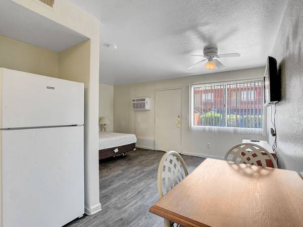 $285 / 350ft2 - Swimming Pool, Pet Friendly, Free WiFi (4244 n las vegas blvd, las vegas, NV)63907028302339121