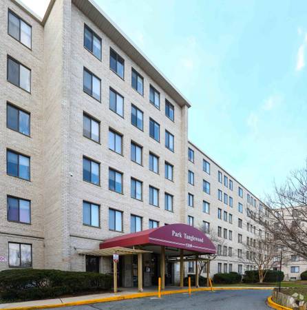 $2,214 / 2br - 950ft2 - Ceiling Fans, Refrigerator, Elevator (5309 Riverdale Rd, Riverdale Park, MD)64040193612931120