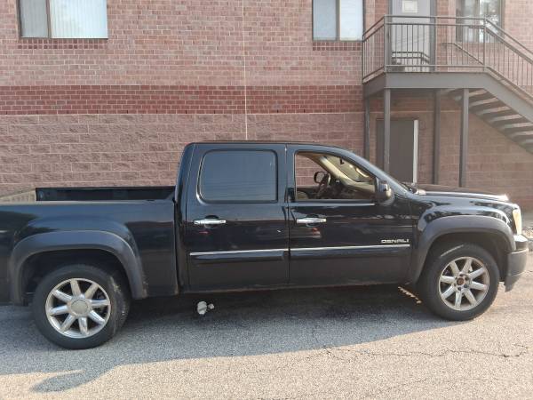 GMC Denali 2011 AWD - $9,000 (Medford)63469915579393124