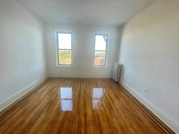 $2,500 / 1br - Big Beautiful One Bedroom Apartment / Pre-War Building / Near Park (Historic Ridgewood)63995969973634121