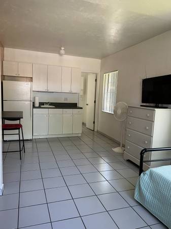 $1,400 private ,clean apt with ... (Hollywood)63906441504515120