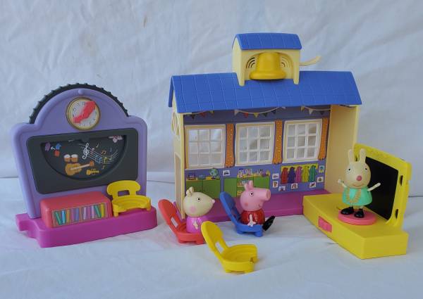 Peppa Pig Adventures Peppa's School Doll House Toy 1