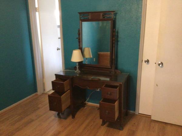 4 Drawer Dresser W/  mirror. - $55 (Houston)62946035152001121