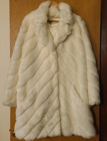 Precioso abrigo blanco de piel sintética para mujer de invierno con bolsillos y bufanda, sin usar - $99 (Puyallup)63435973155329122