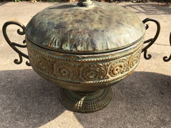 Vintage iron pots w/ lips 1