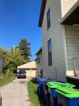 $700 / 600ft2 - 1413 Columbus, Bay City, fresh painted 1 bedroom upper free utilities (Saginaw)64198882687618121
