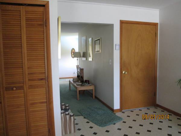$550,000 / 2br - 1600ft2 - 4.3 acres House, pole barn, and mobile rental (Rockford)63985938914435124