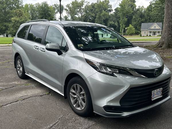 2022 Toyota Sienna LE Hybrid 69K Miles - $29,000 (NW DC)63618543484803124