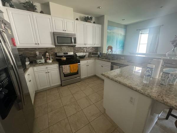 $1,595 / 2br - 1200ft2 - Beautifully furnished condo in the heart of Long Beach (Long Beach)63869889924353122