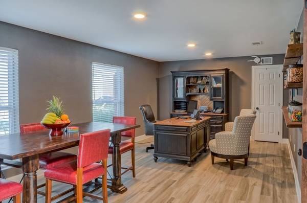 $1,301 / 1br - 754ft2 - Spacious Patios and Balconies, Spacious Closets, Dishwasher (595 S Old Orchard Ln, Lewisville, TX)63796375946883121