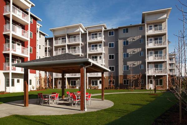 $950 / 1br - 560ft2 - 🧓 Income-Friendly, Senior-Ready! 🌞 Apply Now & Save 💵 (495 Renton Center Way SW, Renton, WA)63870756598147124