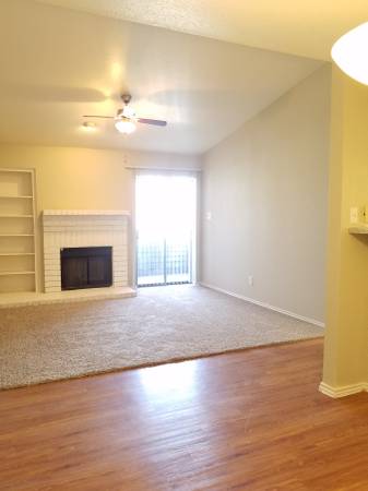 $1,099 / 2br - 935ft2 - Two Bedroom Two Bathroom with Vaulted Ceilings! (6350 Meadowvista Dr.)64036539664771123