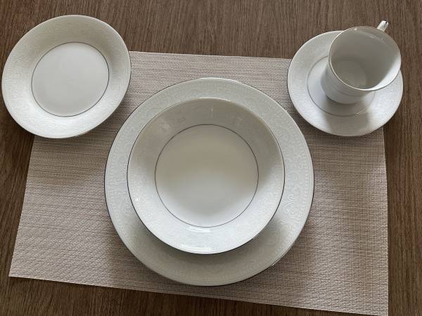 China Dinnerware - 8 place setting (44 pieces) 1