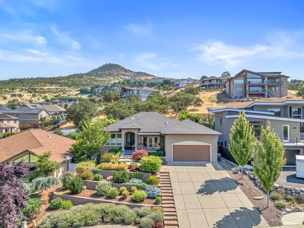 $775,000 / 3br - 2494ft2 - Single-level view home in the East Medford hills! 3BD/2BA+OFFICE (Medford)64192591066371120