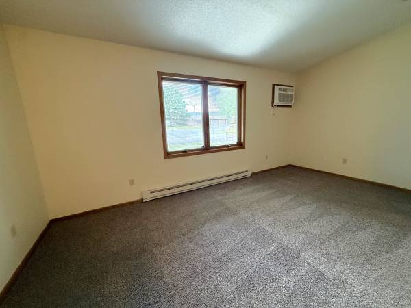 $825 / 2br - 700ft2 - 2BR/1BA + Garage – Cat Friendly – $825/mo – Available NOW (Menomonie, WI)63845958928515121