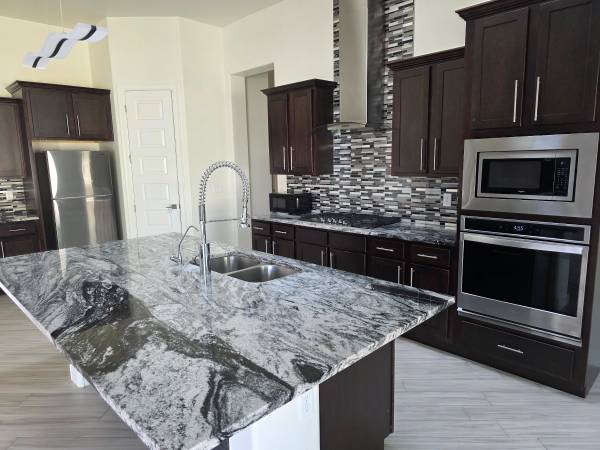 $2,700 / 3br - 2600ft2 - THREE BR WITH ENTERTAINMENT ROOM (SONOMA)63867374914945122