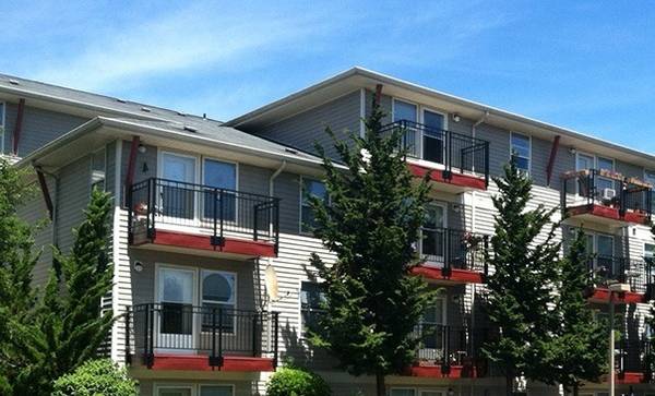 $1,245 / 2br - 700ft2 - 2/BD 1/BA, Carpeting, Off Street Parking (10325 SE Holgate Blvd, Portland, OR)63777117870595120