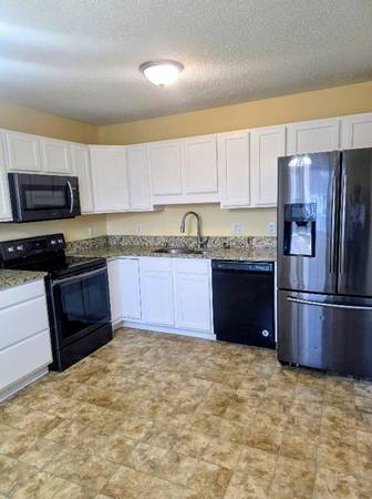 $1700.00 / 3br - 1360ft2 - 301 Courtyard West, Newport, NC 2857063897185920770123