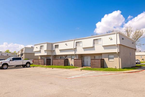 $999 / 2br - 1017ft2 - On-Site Laundry Facilities, Central Air, 2 bedroom (1601 Garth Rd, Baytown, TX 77520)63906679719810120