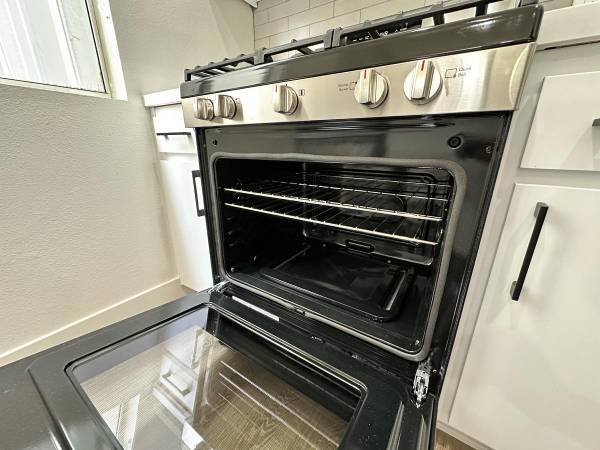 $2,382 / 1br - 610ft2 - Vaulted Ceilings, Fireplace, Covered, Assigned Gated Parking (Los Feliz)63953080456322121