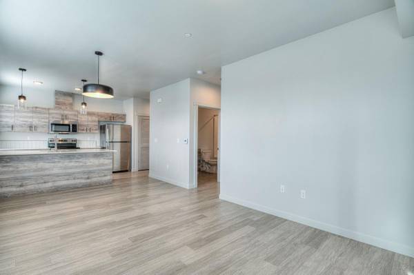 $2,100 / 2br - 1295ft2 - Encimeras de cuarzo, sala de juegos, bañera de hidromasaje, conserjería de paquetes las 24/7 (Redmond, Oregon)63839293711489123