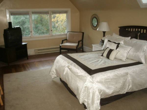 $3,998 / 2br - X LRG/  BEAUTIFUL PARK VIEW  OF NOPA CENTRAL PARK AVAIL ASAP (USF / panhandle)63657626615939120