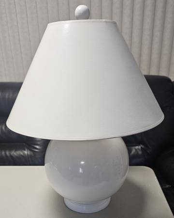 Large white table lamp 1