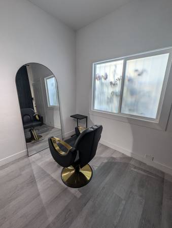 Salon chair for rent 1