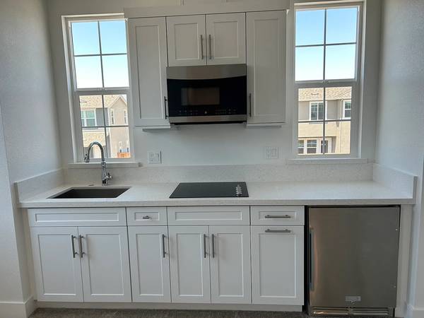 $1,400 / 500ft2 - *Modern Studio with Private Entrance & All Utilities Included* (santa rosa)64055521216003122