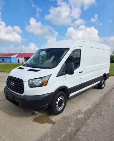 Furgón de carga Ford Transit 250 techo medio 2015 - $15,990 (Indianapolis)63621981857665120