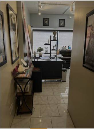 $800 / 400ft2 - Salon stylist chair rental (Downtown honolulu)63939665094018124