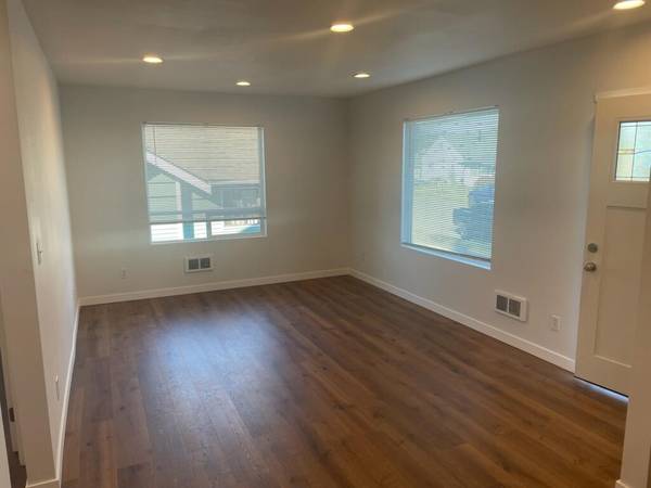 Renton-2 bd duplex w&d 1